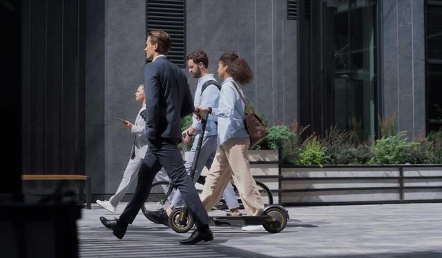 "Zu Fuß oder mit dem Fahrrad zur Arbeit zu gehen ist ein Beispiel für ein nachhaltiges und umweltbewusstes Leben."