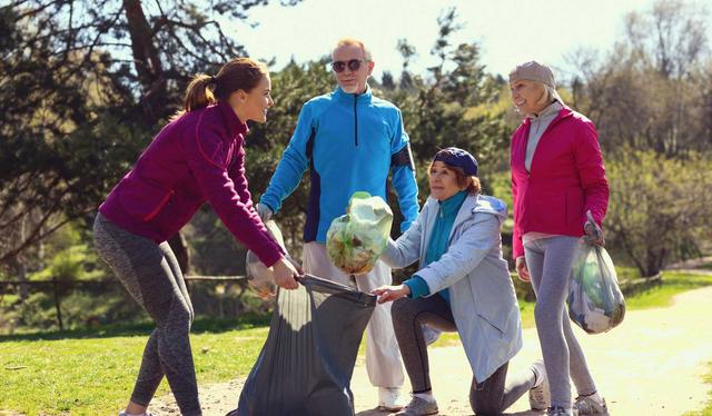 "Eine Gruppe von Menschen unterschiedlichen Alters, die gemeinsam die Umwelt säubern und recyceln, um etwas gegen den Klimawandel zu unternehmen." 